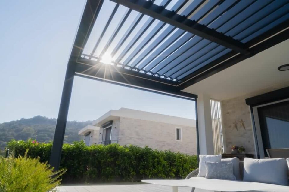 Come chiudere il balcone realizzando una veranda o una pergotenda per l’inverno
